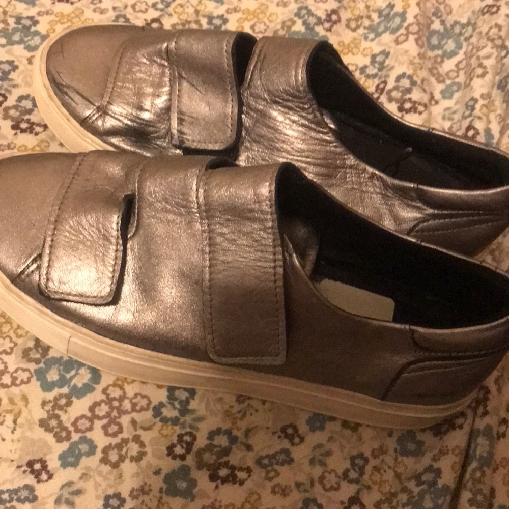 strap shoes